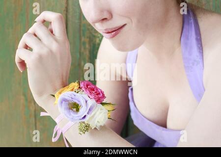 Florist bei der Arbeit: Wie man eine Handgelenk Corsage machen. Schritt für Schritt, Tutorial. Stockfoto