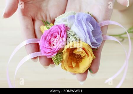 Florist bei der Arbeit: Wie man eine Handgelenk Corsage machen. Schritt für Schritt, Tutorial. Stockfoto