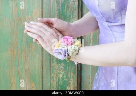 Florist bei der Arbeit: Wie man eine Handgelenk Corsage machen. Schritt für Schritt, Tutorial. Stockfoto