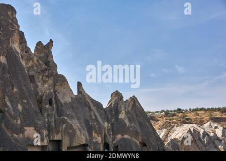 Alte Höhlenhäuser und Felsformationen in der Nähe von Goreme, Kappadokien, Türkei Stockfoto