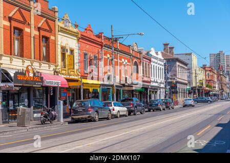 MELBOURNE, AUSTRALIEN, 1. JANUAR 2020: Brunswick Street in Fitzroy Nachbarschaft von Melbourne, Australien Stockfoto