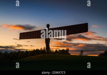 Ein Blick auf den Sonnenuntergang auf den in Gateshead ansässigen Angel of the North von Antony Gormley Stockfoto