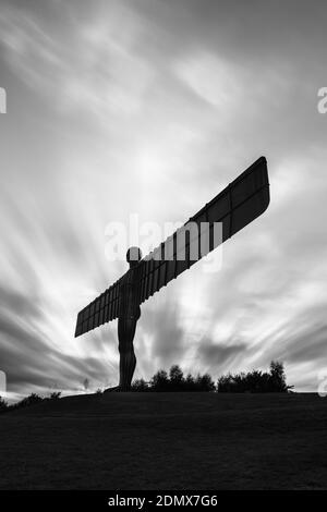 Ein Blick auf den Sonnenuntergang auf den in Gateshead ansässigen Angel of the North von Antony Gormley Stockfoto