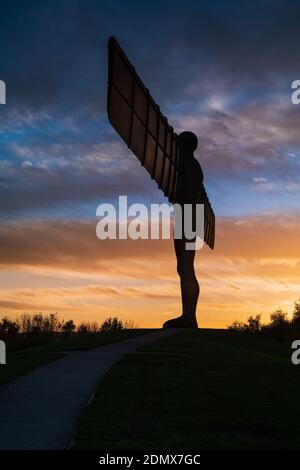 Ein Blick auf den Sonnenuntergang auf den in Gateshead ansässigen Angel of the North von Antony Gormley Stockfoto