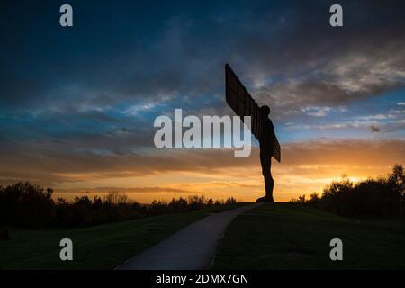 Ein Blick auf den Sonnenuntergang auf den in Gateshead ansässigen Angel of the North von Antony Gormley Stockfoto