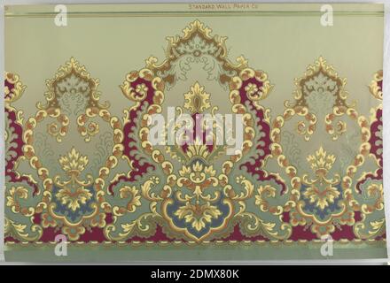 Frieze, Standard Wall-Paper Company, Standard Wall-Paper Company, Sandy Hill, New York, maschinenbedrucktes, großes Medaillon-Design in Burgund, Hellgelb, Terrakotta, Beige und Dunkelblau mit goldenem Umriss auf grünem Hintergrund., USA, 1890–1920, Wallcoverings, Frieze Stockfoto