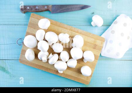 Frische Pilze auf Holzbrett Stockfoto