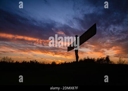 Ein Blick auf den Sonnenuntergang auf den in Gateshead ansässigen Angel of the North von Antony Gormley Stockfoto