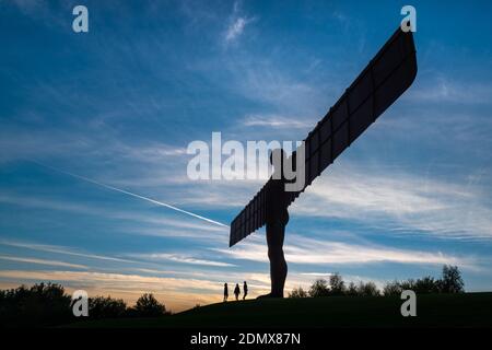 Ein Blick auf den Sonnenuntergang auf den in Gateshead ansässigen Angel of the North von Antony Gormley Stockfoto