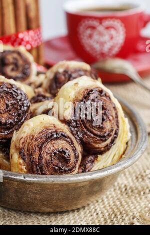 Palmier Kekse - französische Kekse aus Blätterteig und Schokolade (auch Palmblätter, Elefantenohren, französische Herzen, Schuhsohlen oder Gläser genannt). Stockfoto