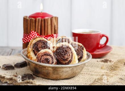 Palmier Kekse - französische Kekse aus Blätterteig und Schokolade (auch Palmblätter, Elefantenohren, französische Herzen, Schuhsohlen oder Gläser genannt). Stockfoto