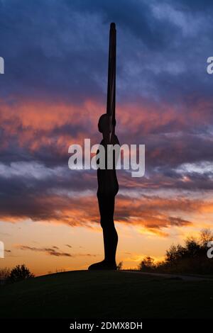 Ein Blick auf den Sonnenuntergang auf den in Gateshead ansässigen Angel of the North von Antony Gormley Stockfoto