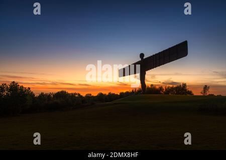 Ein Blick auf den Sonnenuntergang auf den in Gateshead ansässigen Angel of the North von Antony Gormley Stockfoto