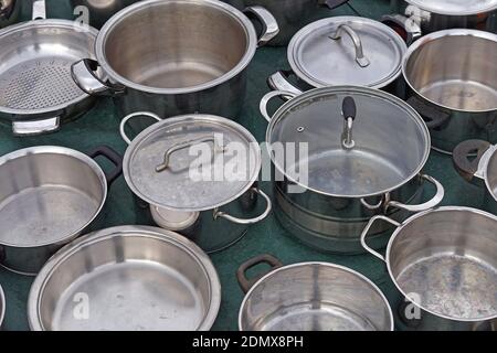 Viele Edelstahl-Metall-Kochtöpfe mit Deckel Stockfoto