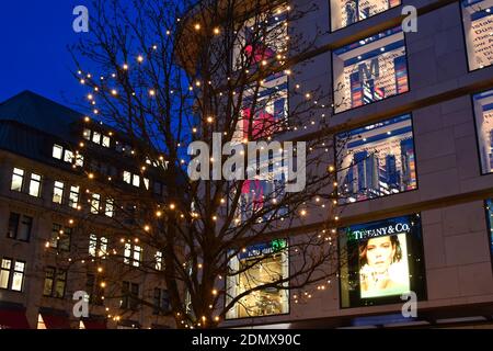 Weihnachtliche Beleuchtung an der gehobenen Einkaufsmeile Königsallee in der Düsseldorfer Innenstadt. Stockfoto