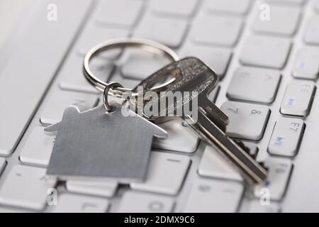 Auf der Tastatur sind Tasten mit dem Haus Schlüsselbund Stockfoto