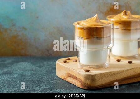 Dalgona Kaffee. Iced flauschig cremig Schlagtrend Drink mit Kaffee Schaum und Milch. Trendiges Getränk während der Stadtsperre Covid-19 und der Selbstquarantäne Stockfoto