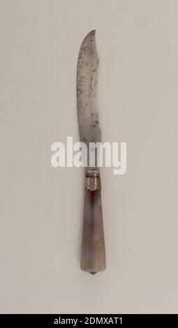 Messer, Achat, Silber, Stahl, Säbelklinge mit gebogener Oberkante. Einfarbiger Polster, silbergravierte Ferrule mit scalloped Rand. Abfackeln, facettierter Achatgriff, silberne konische Halterung auf der Oberseite., möglicherweise Schottland, n.d., Besteck, Dekorative Künste, Messer Stockfoto