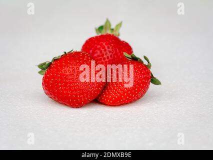 Drei Erdbeeren auf weißem Hintergrund Stockfoto