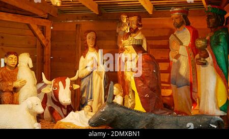 Bethlehem Hand geschnitzt aus Holzfiguren, lebensgroße Krippe große Statuen von Joseph, Maria, Jesus Christus ein kleines Baby Nahaufnahme, und drei Könige Stockfoto