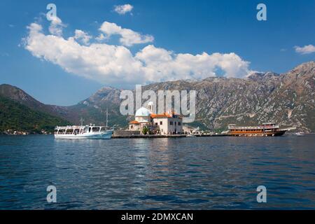 Perast, Kotor, Montenegro. Blick über das Wasser auf die Kirche unserer Lieben Frau von den Felsen, Bucht von Kotor. Stockfoto