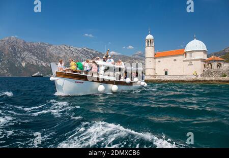 Perast, Kotor, Montenegro. Boot über die Bucht von Kotor von der Kirche unserer Lieben Frau von den Felsen. Stockfoto