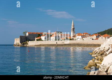 Budva, Montenegro. Blick über die Budva Bucht in die Altstadt, der campanile der St. John's Kirche ist prominent. Stockfoto