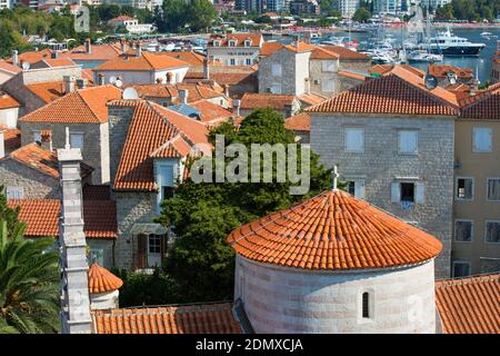 Budva, Montenegro. Blick über die Ziegeldächer der Altstadt von der Zitadelle, Kirche der Heiligen Dreifaltigkeit im Vordergrund. Stockfoto