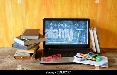 Home Office, E-Learning, Home Schulkonzept mit Büchern, Computer und Büromaterial, Lernen in Zeiten der Corona Stockfoto