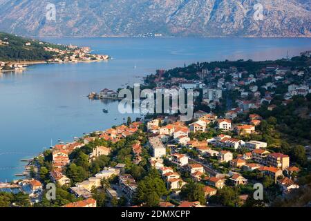 Kotor, Montenegro. Blick über Dobrota und die Bucht von Kotor von der Stadtmauer, am frühen Morgen. Stockfoto