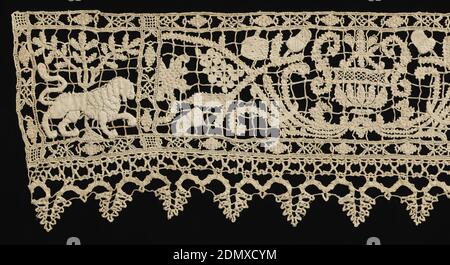 Border, Medium: Leinen Technik: Gitter aus zurückgezogenen Element Arbeit mit Nadelspitze, Reticella-Stil und Rand der Klöppelspitze, kontinuierliche Zopf-ähnliche, Horizontale Platte mit Design von zwei Engeln, konfrontiert, hält eine heraldische Einrichtung mit flankierenden Hirschen. Es gibt zwei dieser Gruppen, die durch ein Urnenmotiv mit rollenden Eichenzweigen, Blättern und Eicheln getrennt sind. An beiden Enden des Stückes befindet sich ein grassanter Löwe. Gestromte Grenze ist Klöppelspitze., Italien, Mitte des 16. Jahrhunderts, Spitze, Grenze Stockfoto