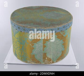 Bandbox, Block-bedrucktes Papier auf Pasteboard-Unterstützung, Box mit einem irise- oder Regenbogenpapier bedeckt. Ein textiles Designmotiv aus Akanthus-Blättern umschließt einen formellen Blumenstrauß. Laub Rahmen Schattierungen von gelb bis orange, Bouquet von grauen Blüten, über denen eine zweite Schablone von feinen diagonalen Linien in weiß verwendet wurde. Hintergrund ist ein helles Blau-Grün. Cover ist von Same., USA, 1820–35, Wallcoverings, Bandbox Stockfoto