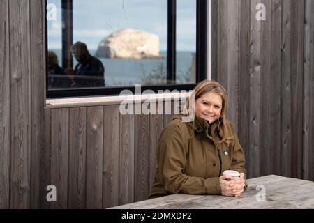 North Berwick, Schottland, Großbritannien. 17 Dezember 2020. Die schottische Regierung stellt fest, dass East Lothian ab Freitag, dem 18. Dezember, von Stufe 2 auf Stufe 3 abschalten wird. Das bedeutet, dass Restaurants und Bars keinen Alkohol verkaufen dürfen. PIC; Joanna McNicol Besitzer des beliebten Drift Cafe außerhalb von North Berwick. Ihr Geschäft hat aufgrund der Reisebeschränkungen für Kunden aus vor allem Edinburgh gelitten. Iain Masterton/Alamy Live News Stockfoto