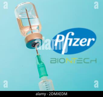 Athen, Griechenland. Dezember 17, 2020. Pfizer und BioNTech Logos auf blauem Hintergrund. Covid19 Impfstofffläschchen und Spritze, Coronavirus-Immunisierungskonzept Stockfoto