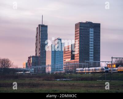 Bürogebäude in der Nähe des Hauptbahnhofs in Almere City, Flevoland, Niederlande Stockfoto