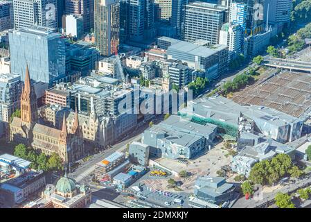 MELBOURNE, AUSTRALIEN, 1. JANUAR 2020: Luftaufnahme des Federation Square in Melbourne, Australien Stockfoto