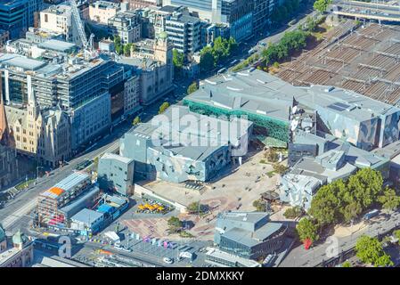 MELBOURNE, AUSTRALIEN, 1. JANUAR 2020: Luftaufnahme des Federation Square in Melbourne, Australien Stockfoto