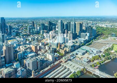 MELBOURNE, AUSTRALIEN, 1. JANUAR 2020: Luftaufnahme der Innenstadt von Melbourne hinter dem Yarra River, Australien Stockfoto