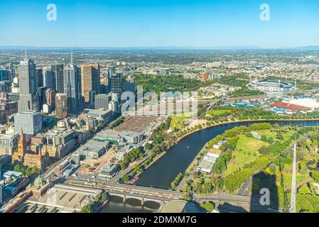 MELBOURNE, AUSTRALIEN, 1. JANUAR 2020: Luftaufnahme Sportstadien und Innenstadt von Melbourne hinter Yarra River, Australien Stockfoto