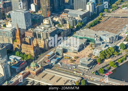 MELBOURNE, AUSTRALIEN, 1. JANUAR 2020: Luftaufnahme des Federation Square in Melbourne, Australien Stockfoto