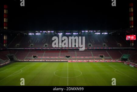 Leeres Stadion leere Sitzreihen am Spieltag 1. FC Köln gegen Bayer Leverkusen 16.12.2020, Fussball, 1. Bundesliga, Saison 2020/21 Foto: Moritz Mul Stockfoto