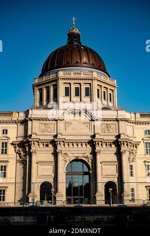 Berlin, Deutschland. Dezember 2020. Das Gebäude des Humboldt Forums vor der Eröffnung. Nach gut sieben Jahren Bauzeit und mehreren Aufschiebungen der Eröffnung öffnete das Humboldt Forum im wiederaufgebauten Berliner Schloss am 16. Dezember seine Pforten - zunächst nur digital aufgrund der Corona. Quelle: Fabian Sommer/dpa/Alamy Live News Stockfoto