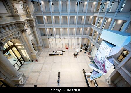 Berlin, Deutschland. Dezember 2020. Das Foyer des Humboldt Forums. Nach gut sieben Jahren Bauzeit und mehreren verschobenen Eröffnungen öffnete am 16. Dezember das Humboldt Forum im wiederaufgebauten Berliner Schloss seine Pforten - zunächst nur digital aufgrund der Corona. Quelle: Fabian Sommer/dpa/Alamy Live News Stockfoto