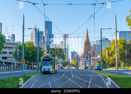 MELBOURNE, AUSTRALIEN, 1. JANUAR 2020: Straßenbahnlinie bei St. Kilda, Melbourne, Australien Stockfoto