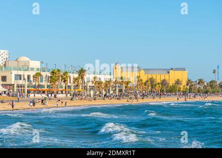 MELBOURNE, AUSTRALIEN, 1. JANUAR 2020: Die Menschen genießen einen sonnigen Tag an einem Strand in St. Kilda, Australien Stockfoto