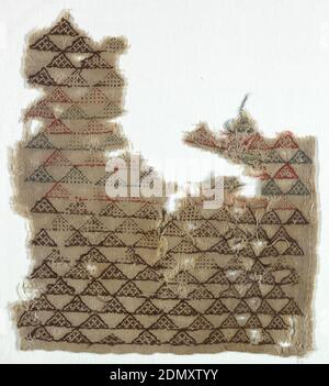 Textil, Medium: Leinen, Wolle Technik: Bestickt, Schnitt aus grobem, ungefärbtem Leinentuch mit kleinformatigem Allover-Muster aus Dreiecken, nebeneinander in diagonalen Reihen gesetzt, einige mit Kreuzen gefüllt, andere mit gezähltem Stopfstich gefüllt. In dunkelbraunen, blaugrünen und rostroten Wollfarben. Ein einfarbiges Selvage., Ägypten, 6.–7. Jahrhundert, Stickereien & Stitching, Textil Stockfoto