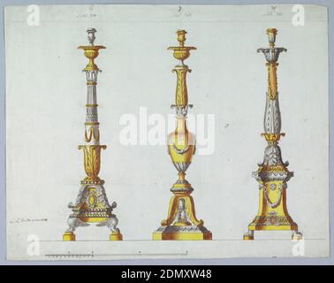 Drei Entwürfe für Kerzenhalter, Luigi Righetti, Italienisch, 1780 - 1819, Stift und Tinte, Pinsel und Sepia waschen, grau, gelb Aquarell, Graphit auf hellblauem Papier, Horizontal Rechteck. Drei Entwürfe für Kerzenständer, die gleichen Entwürfe, die in den Jahren 1938-88-626, mit Wappen von Kardinal Braschi auf den Sockeln erscheinen. Links wird der Kerzenständer A durch hockende Löwen mit Kalotten unterstützt. Der Sockel ist eine reichere Variante von der, die in E in 1938-88-624 erscheint. Der Schaft ist ein blättriger Baluster über einem Kelch. In der Mitte wird B von Schildkröten auf Knöpfen unterstützt. Stockfoto