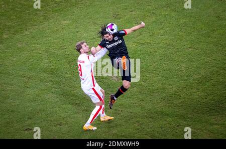 Sebastian Andersson (Köln), Aleksandar Dragovic (Leverkusen) 1. FC Köln gegen Bayer Leverkusen 16.12.2020, Fussball, 1. Bundesliga, Saison 2020/21 Foto Stockfoto