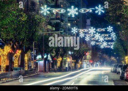 Thessaloniki, Griechenland - 12. Dezember 2020: Weihnachtsschmuck in den Straßen und Plätzen der Stadt Thessaloniki Stockfoto