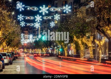 Thessaloniki, Griechenland - 12. Dezember 2020: Weihnachtsschmuck in den Straßen und Plätzen der Stadt Thessaloniki Stockfoto